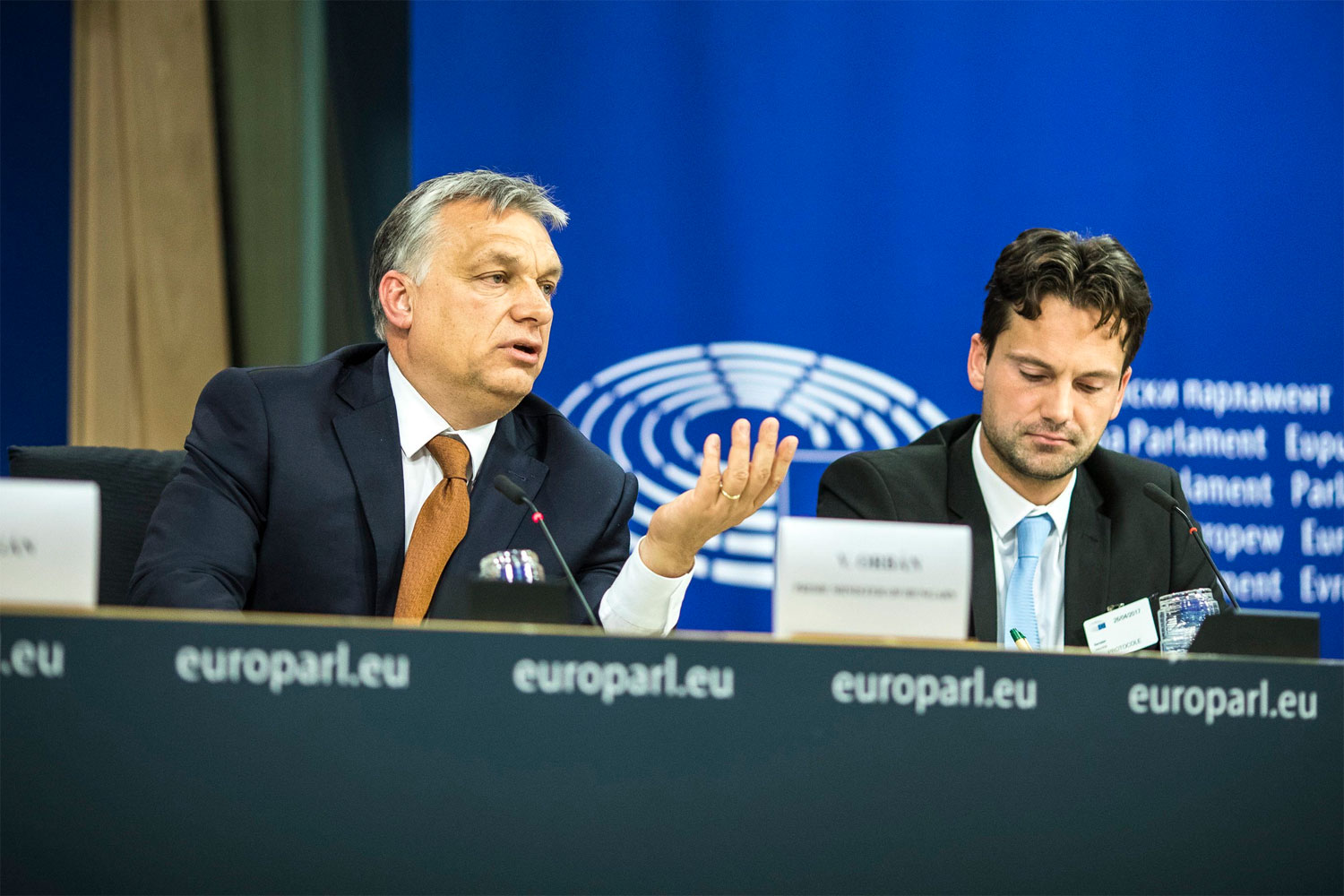 A Miniszterelnöki Sajtóiroda által közreadott képen Orbán Viktor miniszterelnök (b) nemzetközi sajtótájékoztatót tart az Európai Parlament plenáris ülése után Brüsszelben 2017. április 26-án. A kormányfő felszólalt az alapjogok magyarországi helyzetével foglalkozó ülésen. Mellette Havasi Bertalan, a Miniszterelnöki Sajtóiroda vezetője (j). MTI Fotó: Miniszterelnöki Sajtóiroda / Szecsődi Balázs